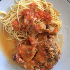 A picture of Osobuco en salsa.