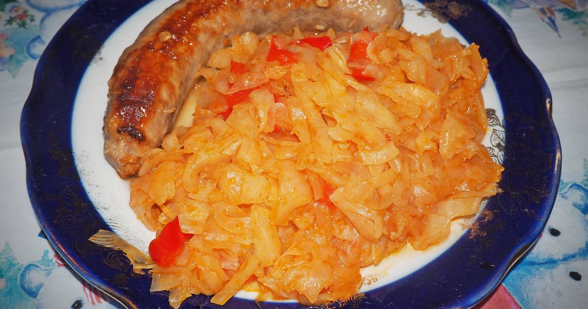 Пирог с тушеной капустой и сосисками