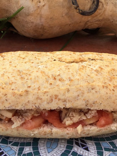 Una foto de Bocadillo de atún con tomate