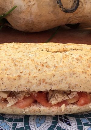 Una foto de Bocadillo de atún con tomate