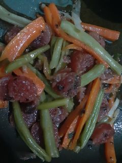 Hình của món Đậu que cà rốt xào lạp xưởng.