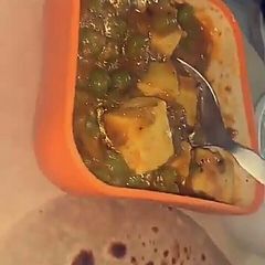 A picture of Matar paneer.