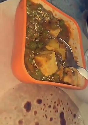 A picture of Matar paneer.
