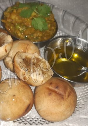 A picture of Litti Chokha....bihar famous.