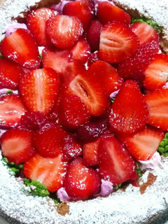 Una foto de Torta con Chantilly y frutillas