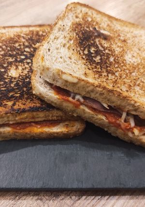 Une photo de Croque-Monsieur Coppa, Mozzarella & Pesto Rosso