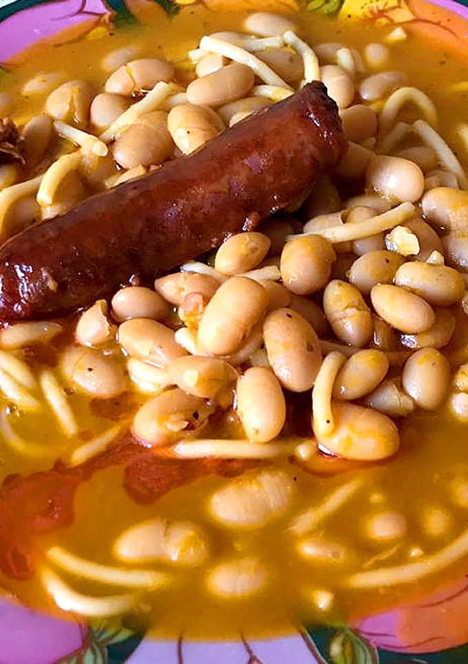 Una foto de Porotos con Riendas