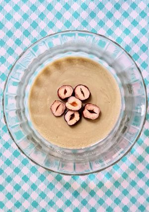 Una foto de Yogur con iniciador de leche de búfala al matcha con avellanas 🍵