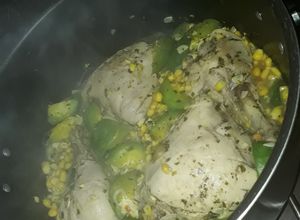 Una foto de Patas muslos de pollo con zapallito de tronco y choclo a la olla