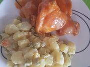 Una foto de pollo con salsa de tamarindo
