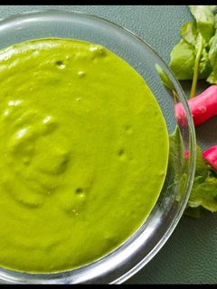 Une photo de Pesto aux fanes de radis