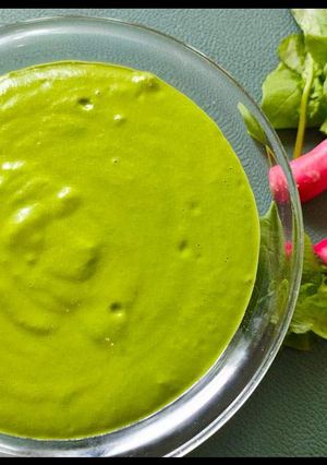 Une photo de Pesto aux fanes de radis