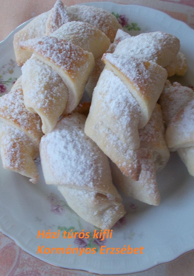 Házi túrós kifli recept fotója