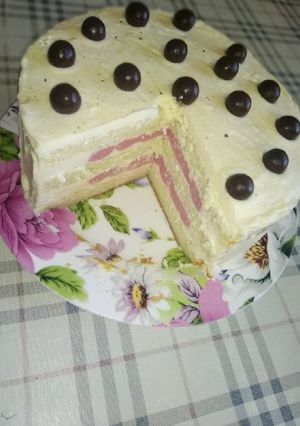 Фото Торт с творожным кремом и курдом из красной смородины.