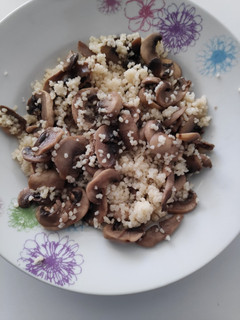 Una foto de Cuscús con champiñones