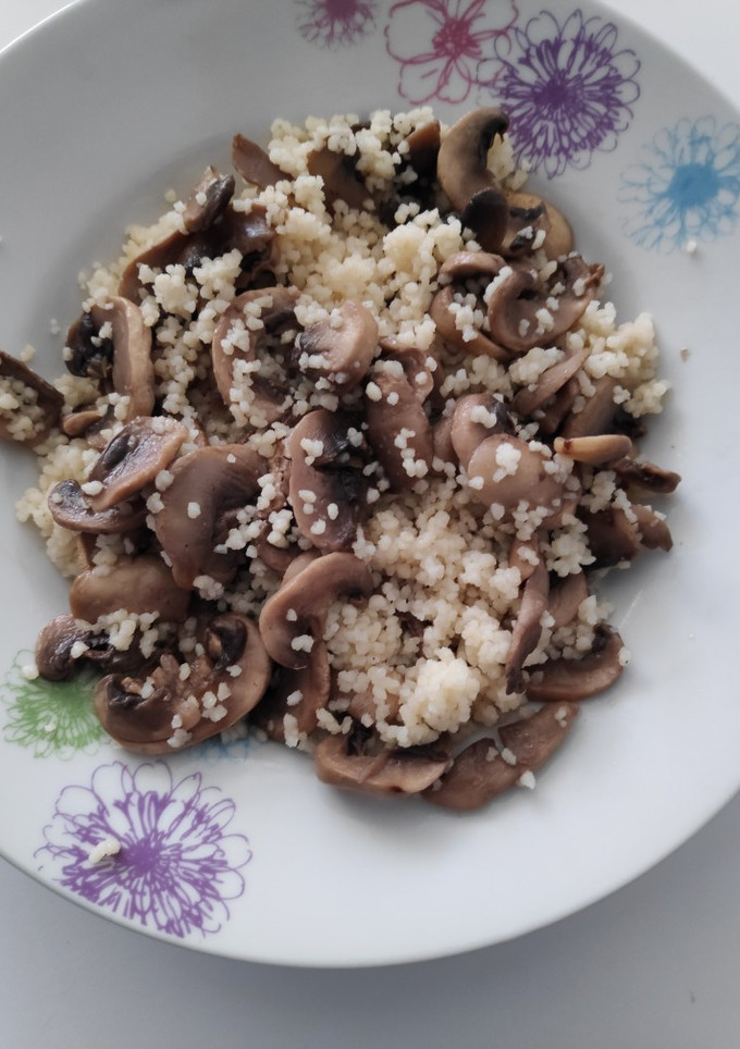 Una foto de Cuscús con champiñones