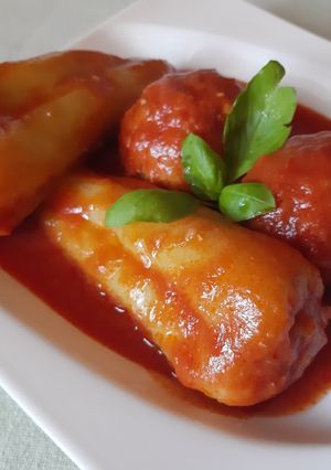 Töltött paprika és húsgombócok, zelleres paradicsomos mártásban recept fotója