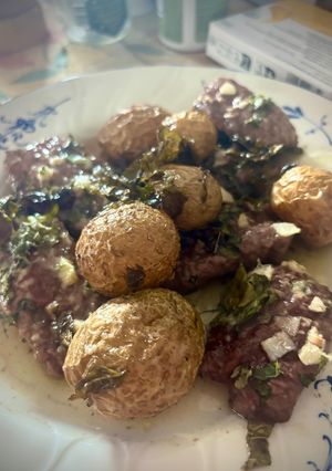 Une photo de Pommes de terre et entrecôte au four