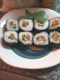 Una foto de SUSHI para 5 rolls californianos