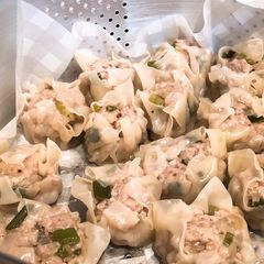 A picture of Chinese steamed meat dumplings (Shumai).