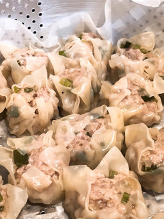A picture of Chinese steamed meat dumplings (Shumai).