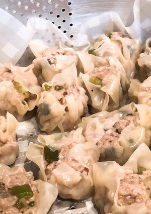 A picture of Chinese steamed meat dumplings (Shumai).