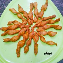 A picture of Moong dal ke twisted namak pare.