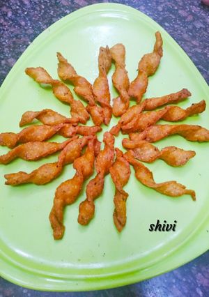 A picture of Moong dal ke twisted namak pare.