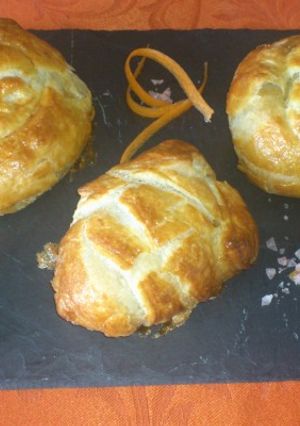 Una foto de Caracolas rellenas de bonito y queso de cabra y pimiento relleno envuelto en hojaldre