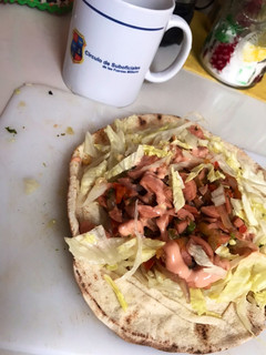 Una foto de Burrito de salchicha con cebolla caramelizada