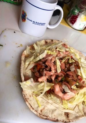 Una foto de Burrito de salchicha con cebolla caramelizada