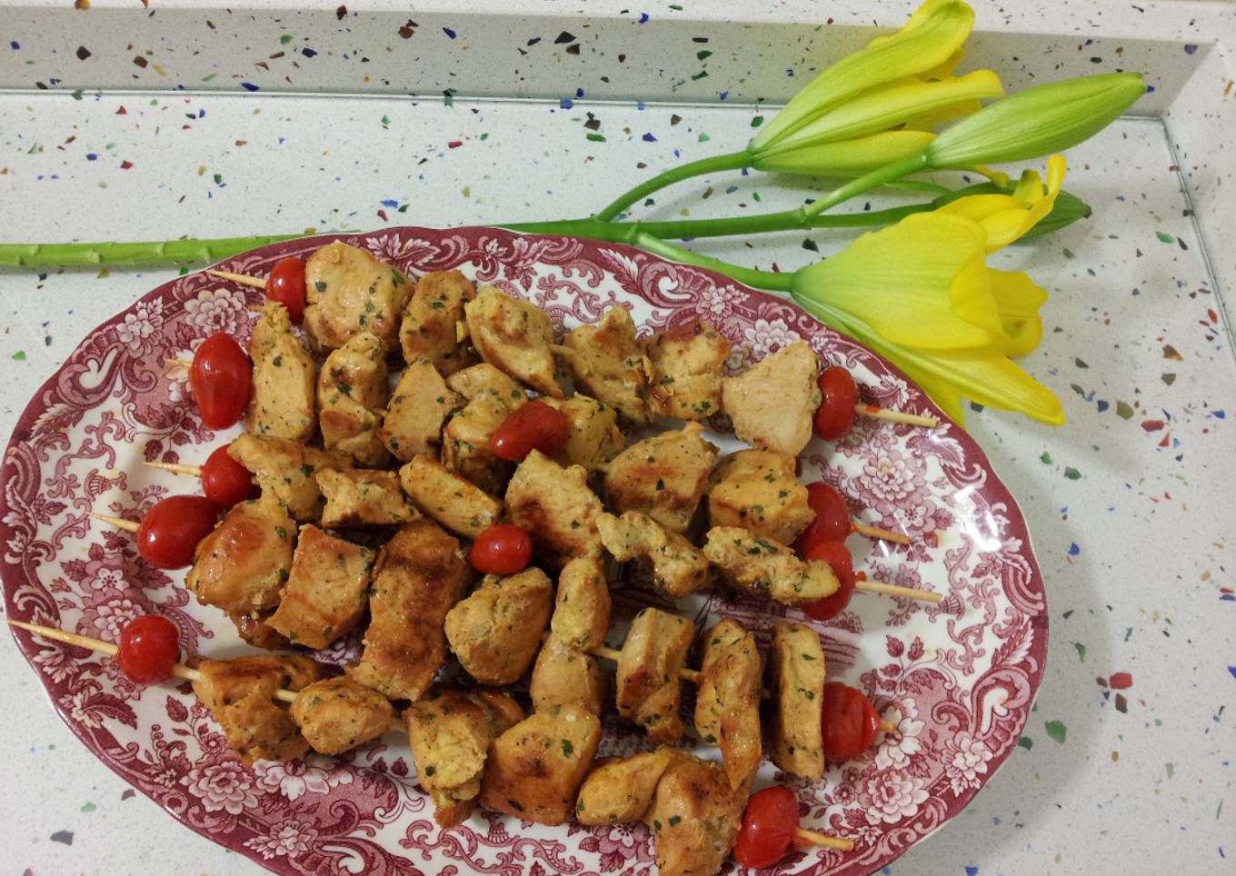 Pinchitos con tomatitos cherry