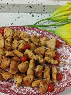 Una foto de Pinchitos con tomatitos cherry
