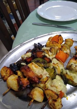 Una foto de Brochettes de verduras con ali oli