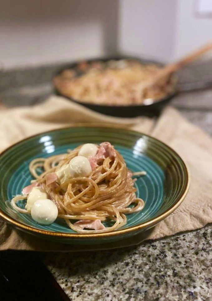 Una foto de Espaguetis con jamón york y mozzarella ideal para niños 👦🏻🧒🏼