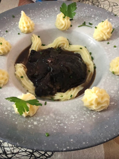 Una foto de Carrilleras al vino tinto con puré de patata