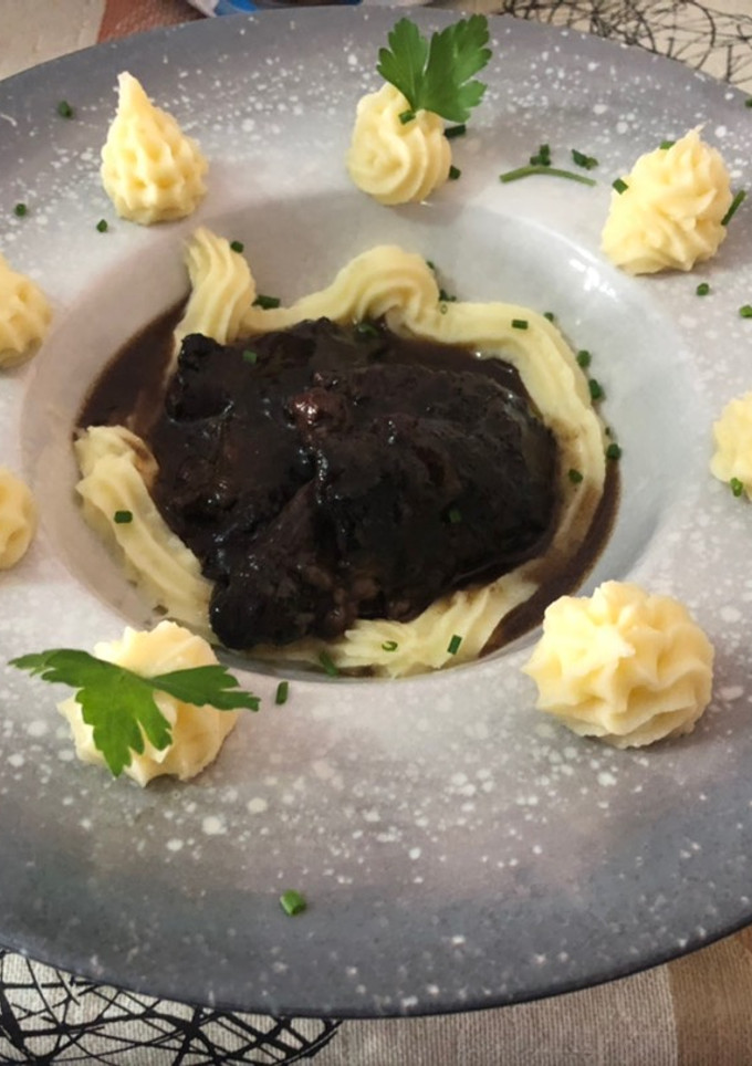 Una foto de Carrilleras al vino tinto con puré de patata