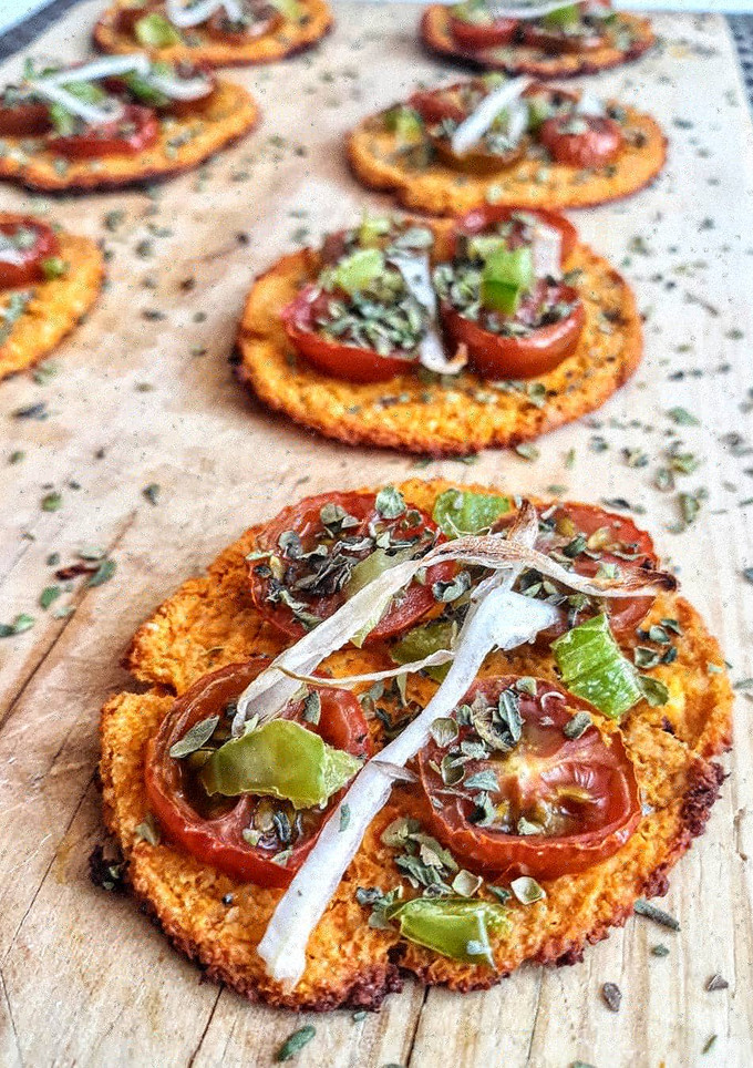 Una foto de 🍕MINI PIZZAS DE CALABAZA Y TOFU🍕