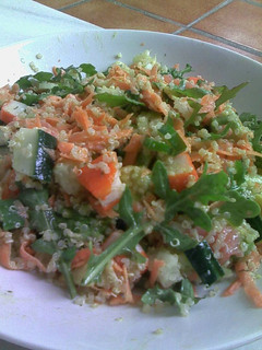 Una foto de Ensalada de quinoa con vinagreta de mostaza y eneldo