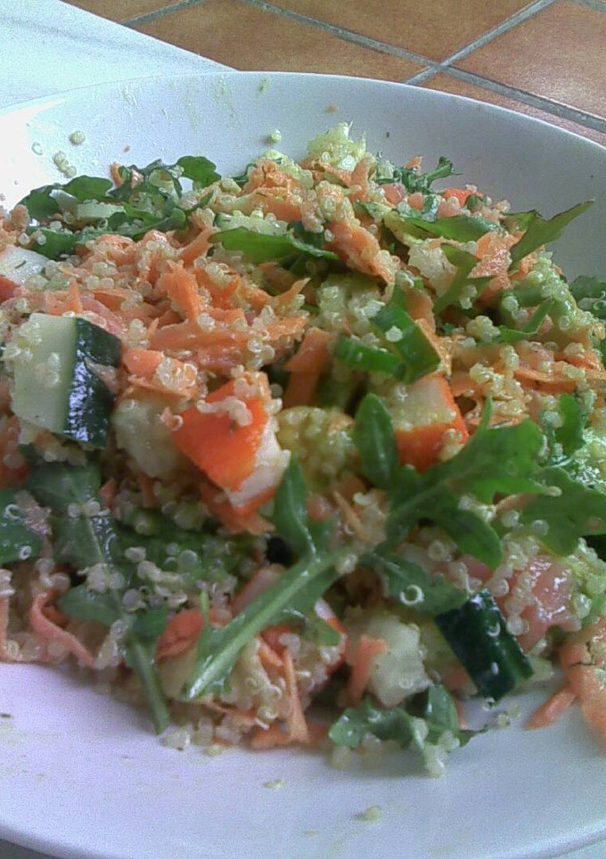 Una foto de Ensalada de quinoa con vinagreta de mostaza y eneldo