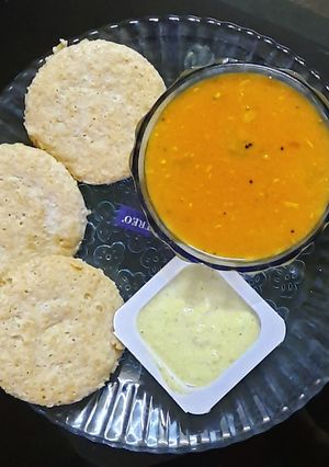 કાંગ ની ઇડલી(Foxtail Millett Idli recipe in gujarati) રેસીપી મુખ્ય ફોટો