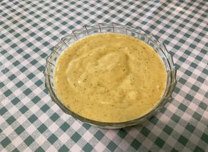 Une photo de Sauce moutarde aux cornichons, ail et herbes aromatiques