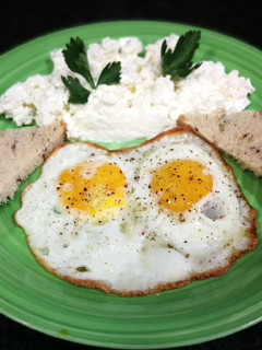 Una foto de Queso fresco granulado con huevos fritos