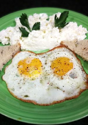Foto principal de Queso fresco granulado con huevos fritos