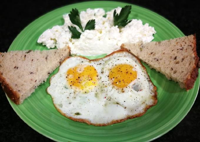 Queso fresco granulado con huevos fritos Receta de 