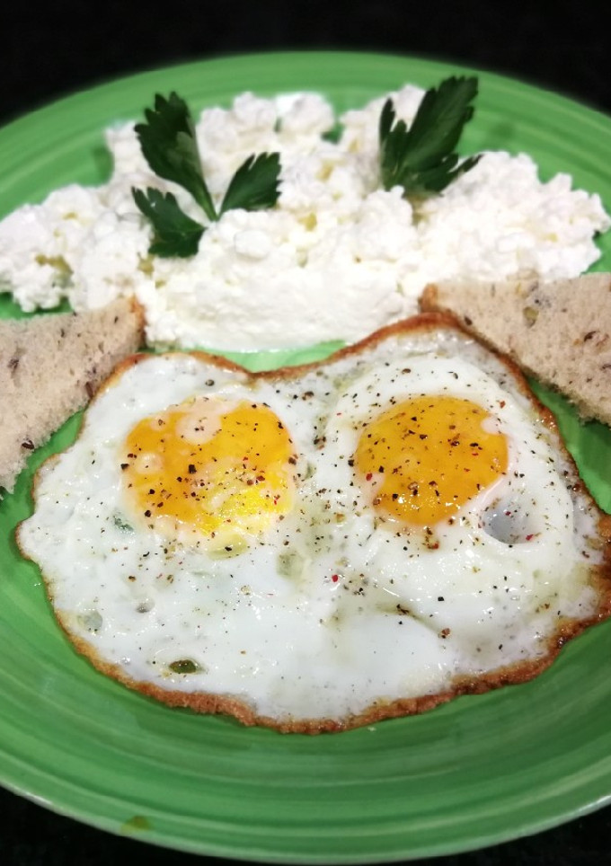 Una foto de Queso fresco granulado con huevos fritos