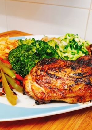 Foto principal de Pollo al limón con verduras al vino y espaguetis de calabacín