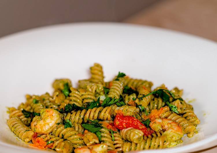 Fusilli di Legumi con Mazzancolle Rosa, Pesto di Prezzemolo e Bottarga