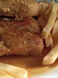 Costeleta de Cerdo con Papas Fritas rebozadas en un jarabe de Mostaza a la miel con vino