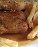 Costeleta de Cerdo con Papas Fritas rebozadas en un jarabe de Mostaza a la miel con vino